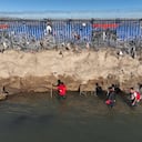 Una vista aérea muestra a un grupo de inmigrantes tratando de cruzar la frontera de Texas a pesar de las medidas de seguridad reforzadas en Eagle Pass, Texas, el 3 de febrero de 2024. La Patrulla Fronteriza alejó a los migrantes de la frontera de Eagle Pass entre Estados Unidos y México como medida cautelar. (Foto de Lokman Vural Elibol/Anadolu vía Getty Images)