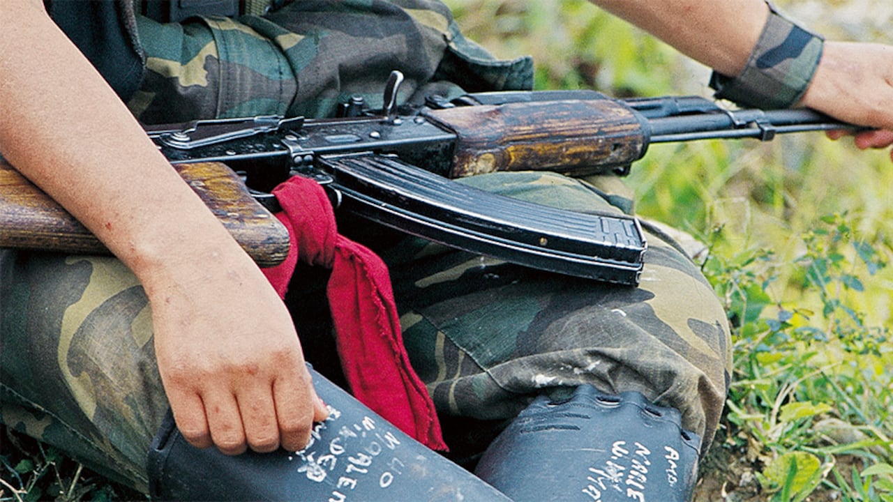 Imagen de referencia de hombre armado.