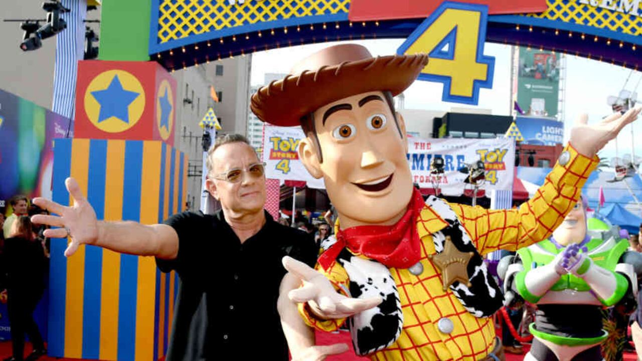 Tom Hanks, quien le da vida a Woody en la versión en inglés de la cinta, posa junto al muñeco en el lanzamiento de la película.