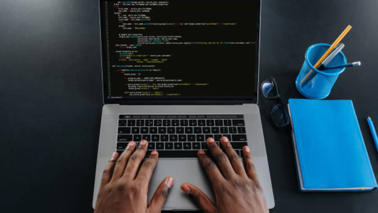 Los desarrolladores web y el análisis de datos se destacan entre los empleos más demandados para el futuro digital.