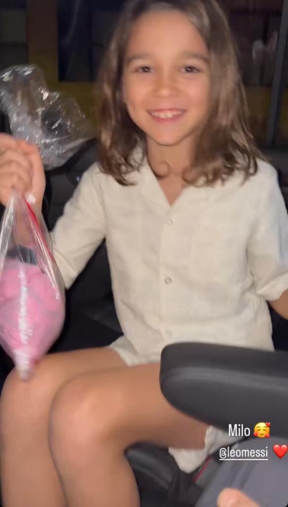 Messi le regaló su camiseta al hijo de Residente