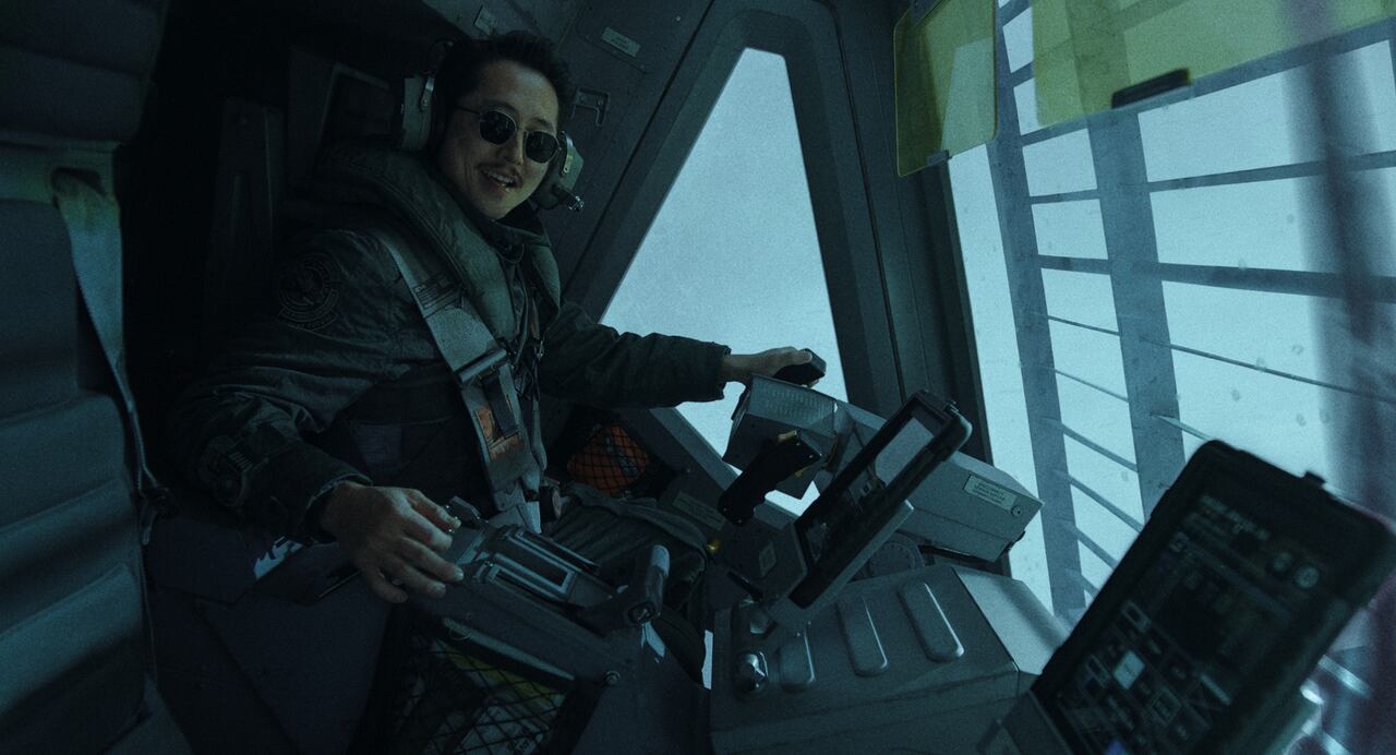 Steven Yeun es Timo, un personaje despreciable, acomodado, que se hace irresistiblemente cómico.