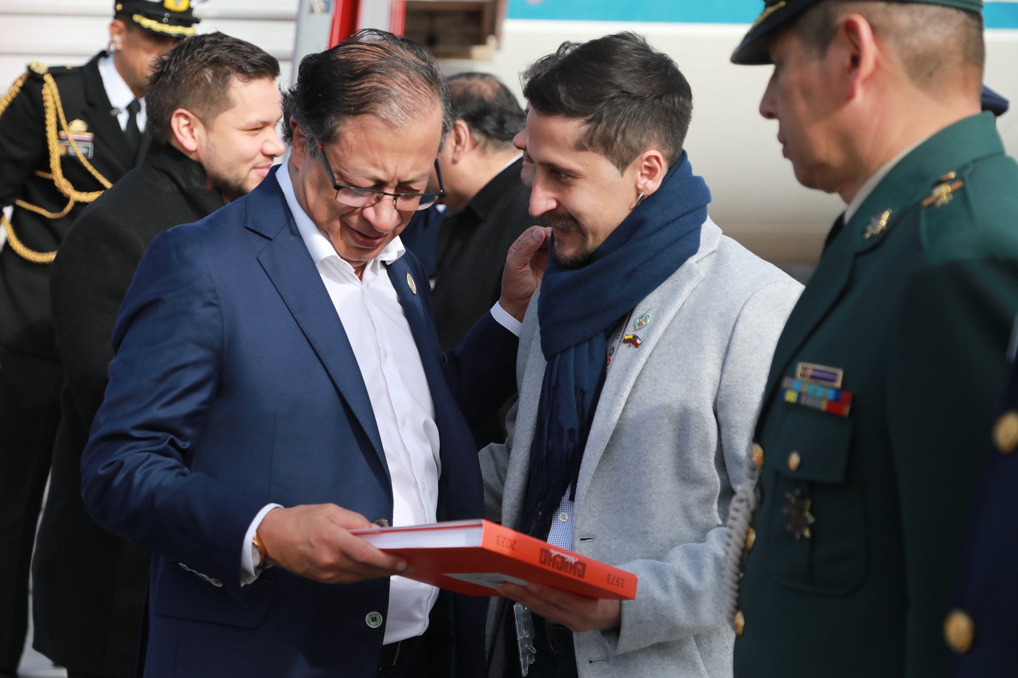 Gustavo Petro y Sebastián Guanumen durante visita del presidente a Chile.