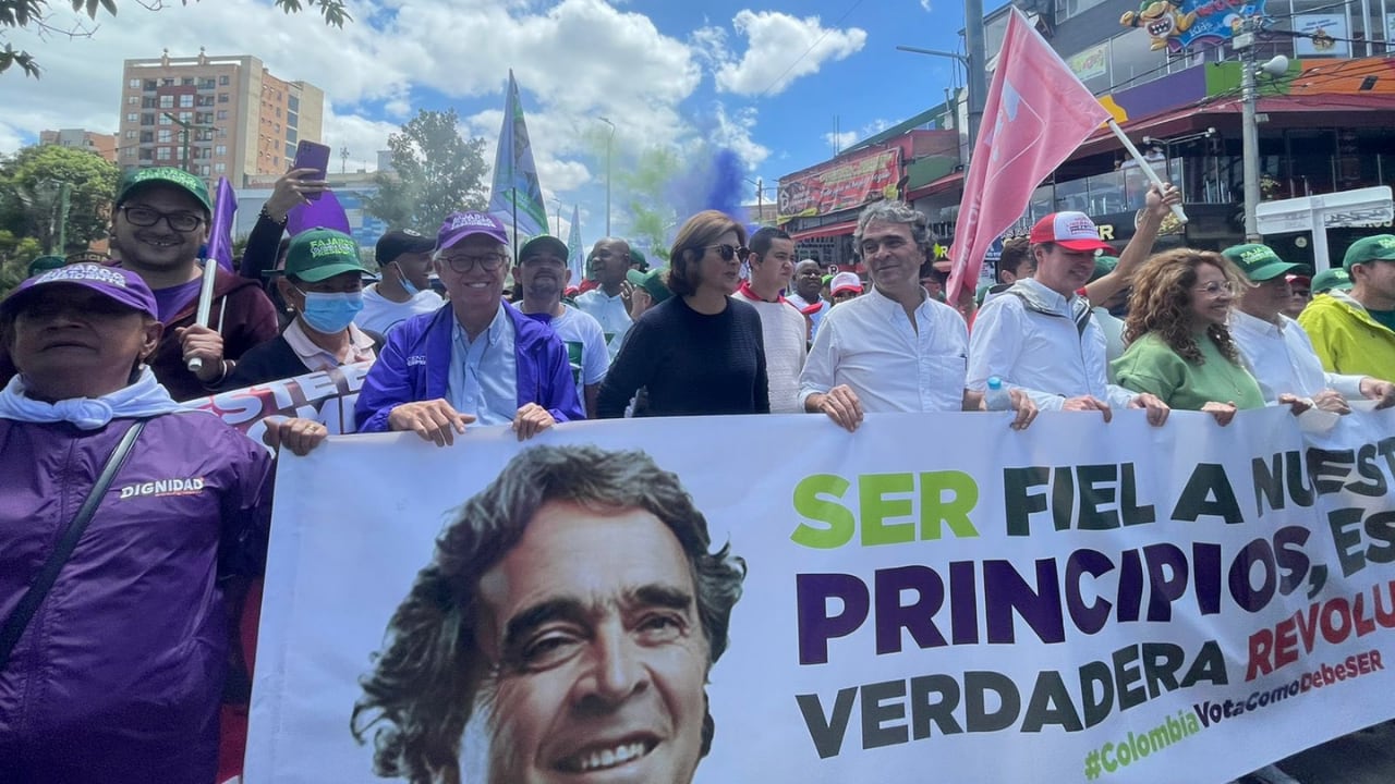 El candidato recorrió las calles de Bogotá junto con figuras públicas que apoyan su candidatura y una multitud de personas que coreaban su nombre.