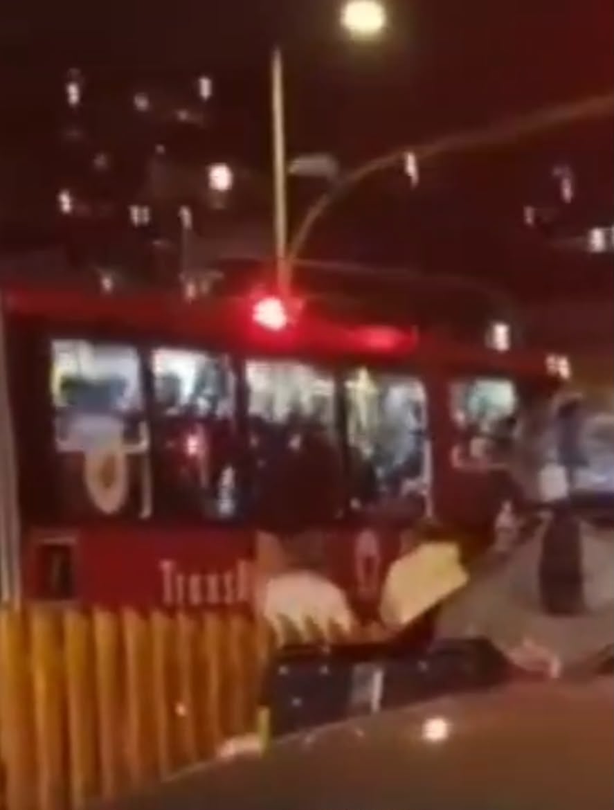 El sujeto quedó enganchado al articulado del TransMilenio.