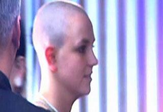 Cuando Britney Spears se rapó en frente de los paparazis, se pensó que había tocado fondo. Más tarde, perdió su oportunidad de recuperar su imagen en los premios MTV. Su presentación resultó decepcionante.