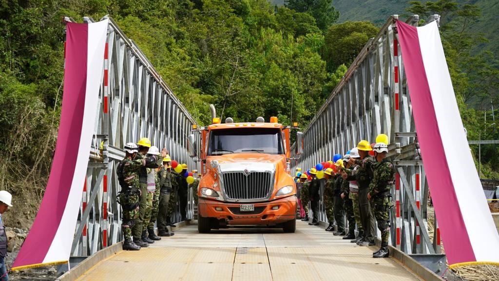 Instalación de puentes en Quetame , Cundinamarca.