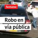 Los ladrones se acercaron al vehículo e intentaron romper una de las ventanas del carro.