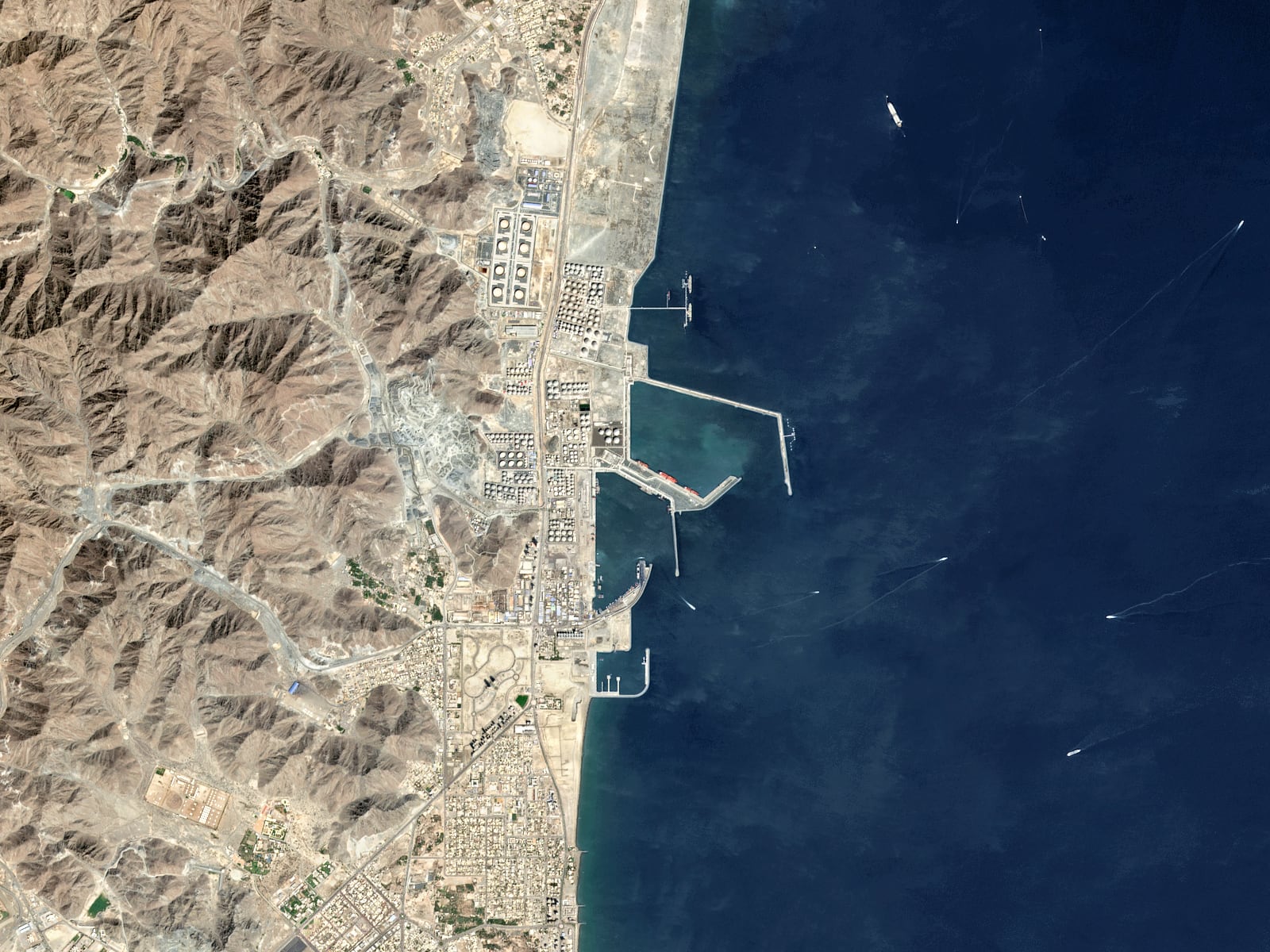 Buques petroleros y graneleros amarrados en la zona de fondeo en alta mar de Fujairah, en el Golfo de Omán