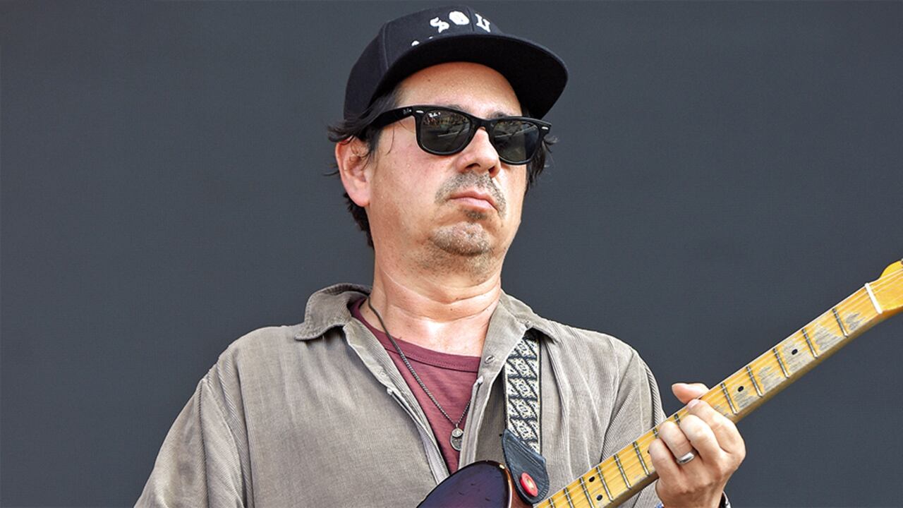 La banda conformada en Austin, Texas, a finales de la década pasada, se compone de su cantante y compositor Eric Burton y su guitarrista y productor Adrián Quesada.