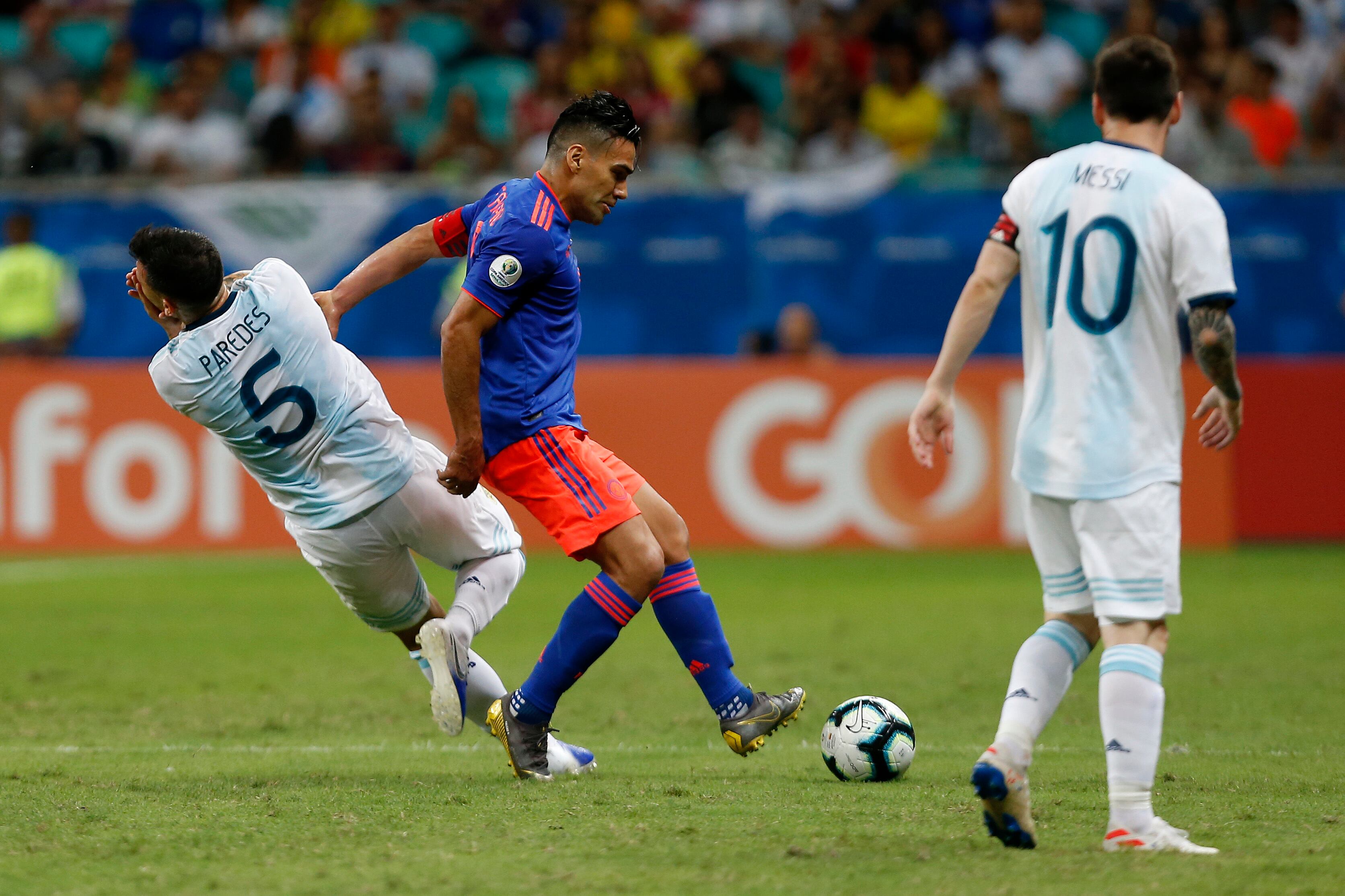 Leandro Paredes recibe un golpe de Falcao en partido por la Copa América 2019.