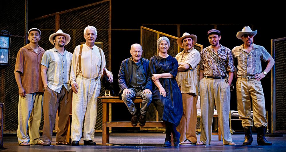 Todo el reparto lo hace increíble, y el gallo no es un detalle menor, suma otro nivel a estas interpretaciones, especialmente la del coronel. 