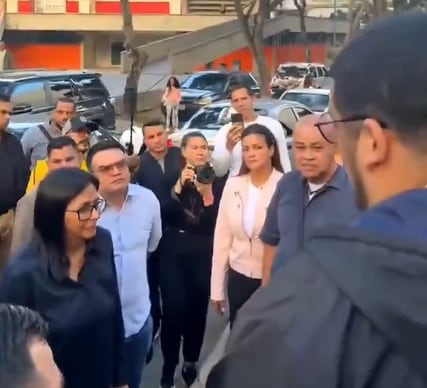 Delcy Rodríguez es encarada por estudiantes de la UCV