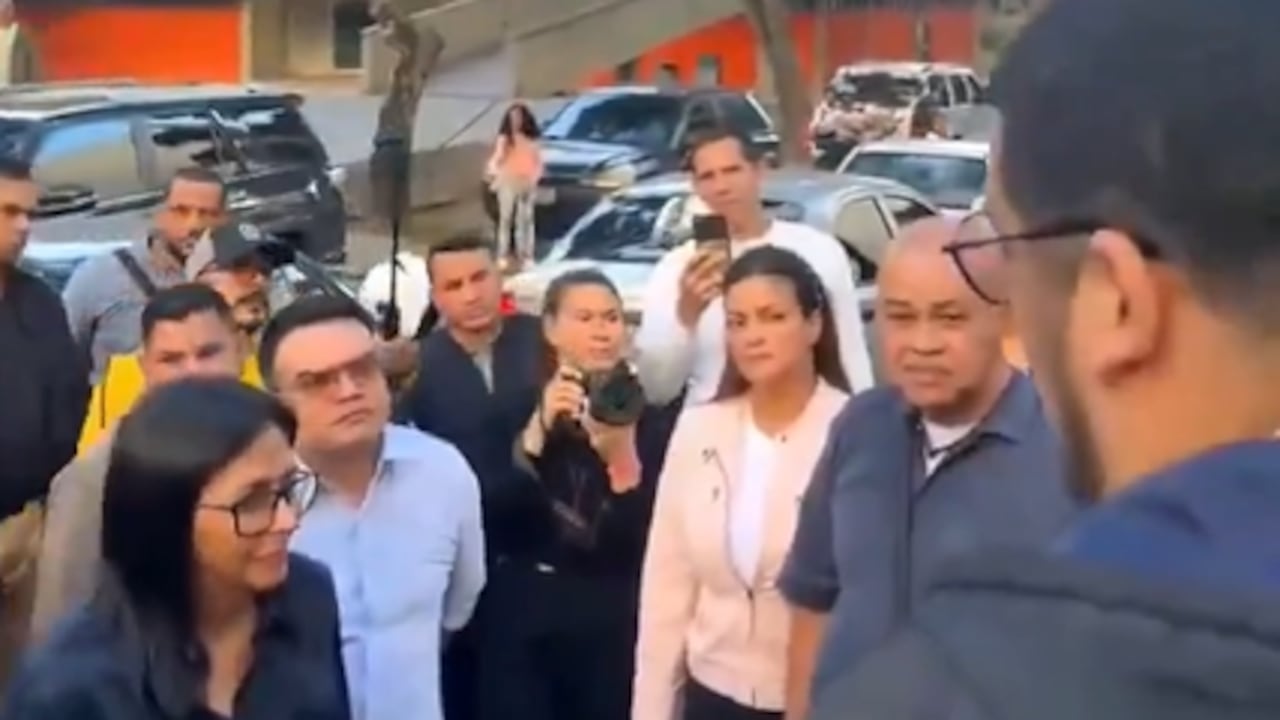 Delcy Rodríguez es encarada por estudiantes de la UCV