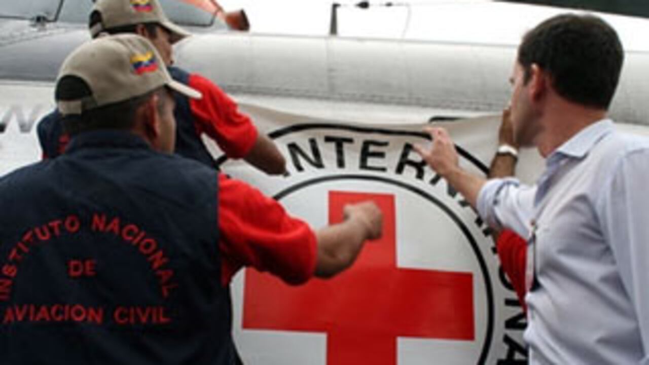 Las aeronaves que participan en la operación llevan los símbolos de la Cruz Roja Internacional.
FOTOS: AFP