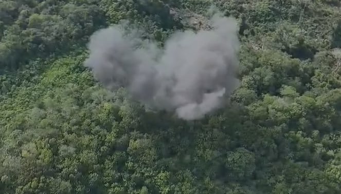 Humo tras destrucción de un laboratorio de cocaína del ELN en Norte de Santander.