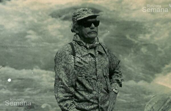 Jacobo Arenas posando para una foto.