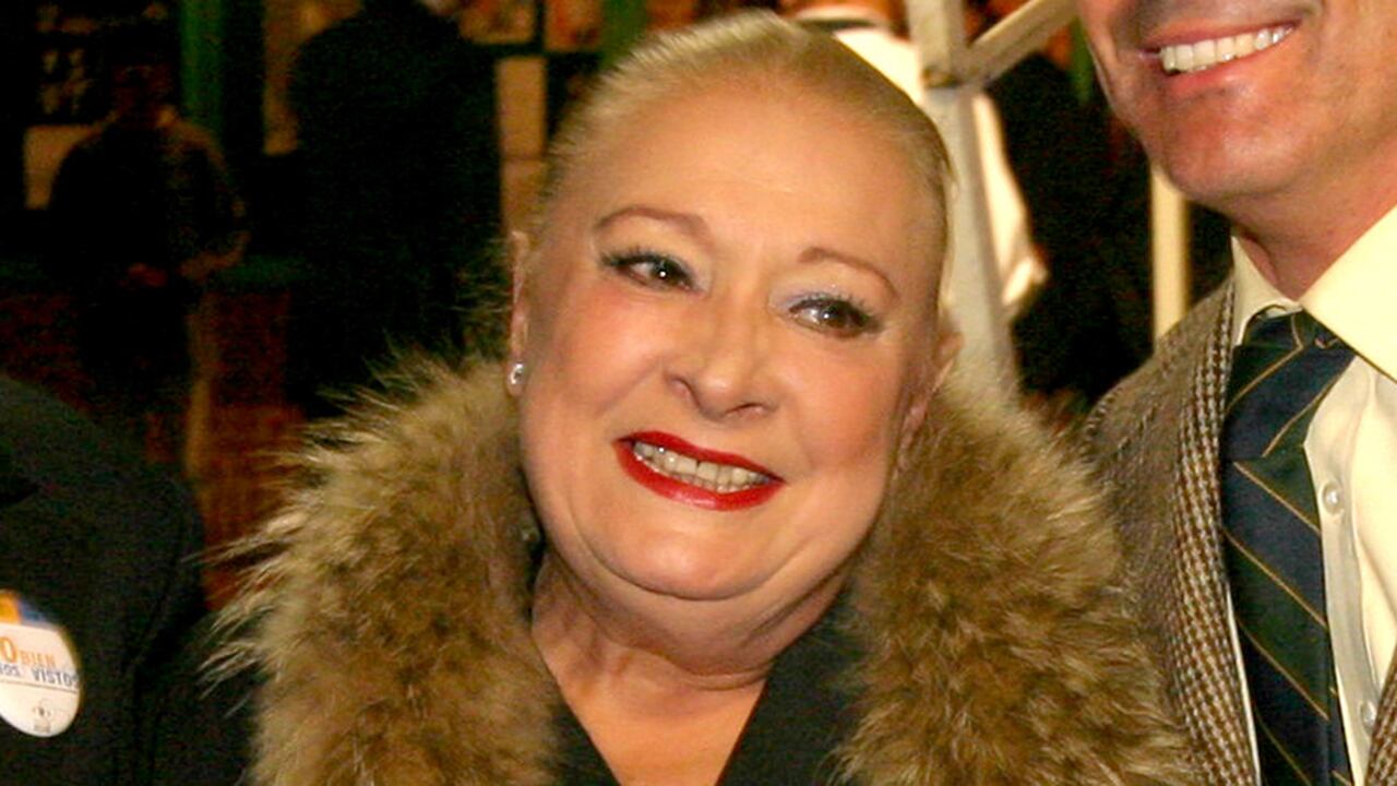 Dora Cadavid destacó por sus impecables personajes en telenovelas como 'Yo soy Betty, la fea'; 'Café con aroma de mujer', 'Amores como el nuestro', 'Francisco el matemático' y 'Victoria'. En la foto, se encontraba en la celebración de los 50 años de Caracol Televisión, en Bogotá el 23 de noviembre de 2004. Foto: Carlos Sierra / Revista Semana.