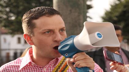 Arturo Sanjuán lideró el plantón de la comunidad LGBT frente a las instalaciones de RCN radio por un titular homofóbico publicado en el portal de la emisora la Cariñosa. 