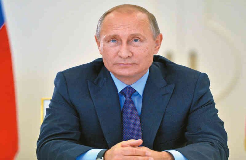 3 Rusia. El magnate ha sorprendido a propios y extraños halagando a Vladimir Putin y defendiendo sus políticas en Ucrania y Siria, al tiempo que ha abogado por la desaparición de la Otan. Y en efecto, este tiene buenas razones para estar agradecido con el gobierno ruso. Según las propias agencias de seguridad norteamericanas, ese país está activamente trastornando las elecciones mediante ‘hackeos’ y filtraciones. A su vez, según una investigación de The Washington Post, el magnate y su hijo Eric han tratado en varias ocasiones de extender sus negocios en Rusia, y podrían estar incurriendo en un conflicto de interés.