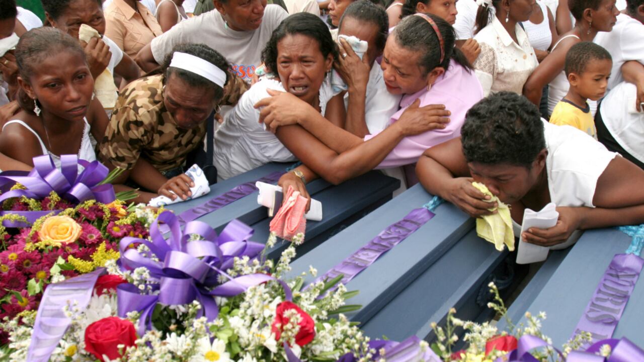 Esta fue una entrega colectiva de cuerpos en San Onofre, Sucre. Foto: Juan Carlos Sierra / SEMANA