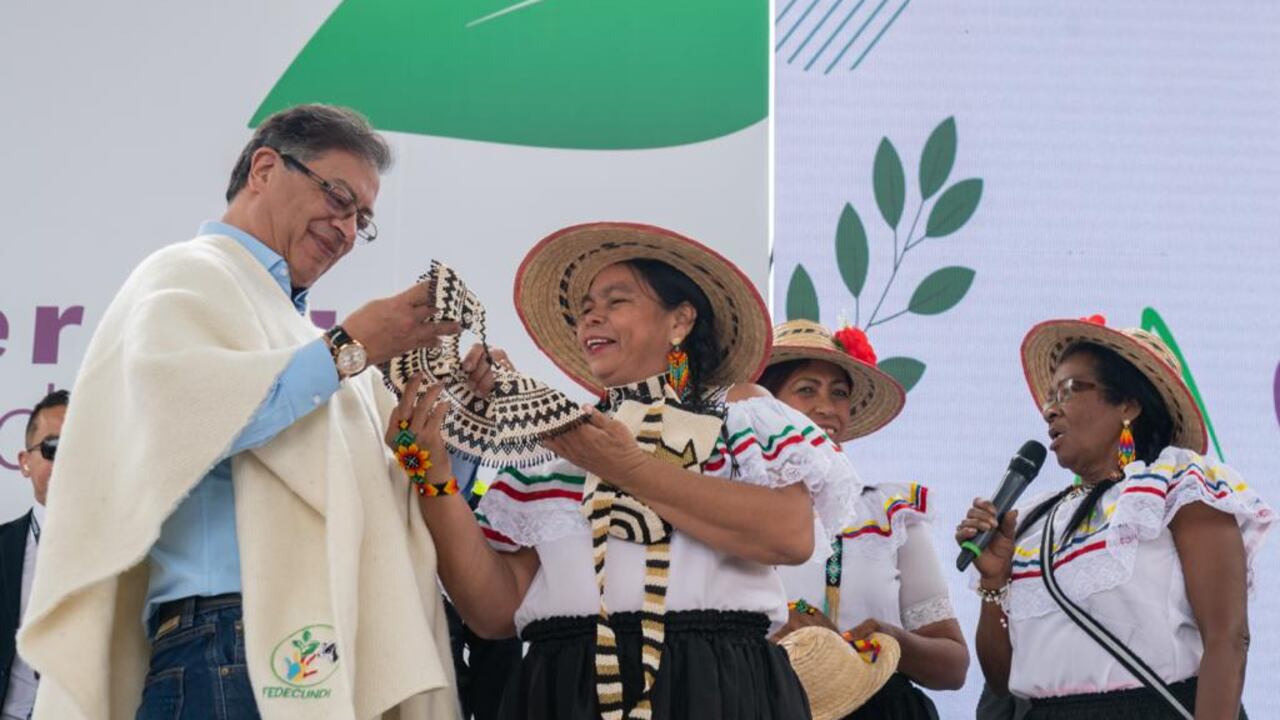 El presidente Gustavo Petro presentó 'Campesena'.