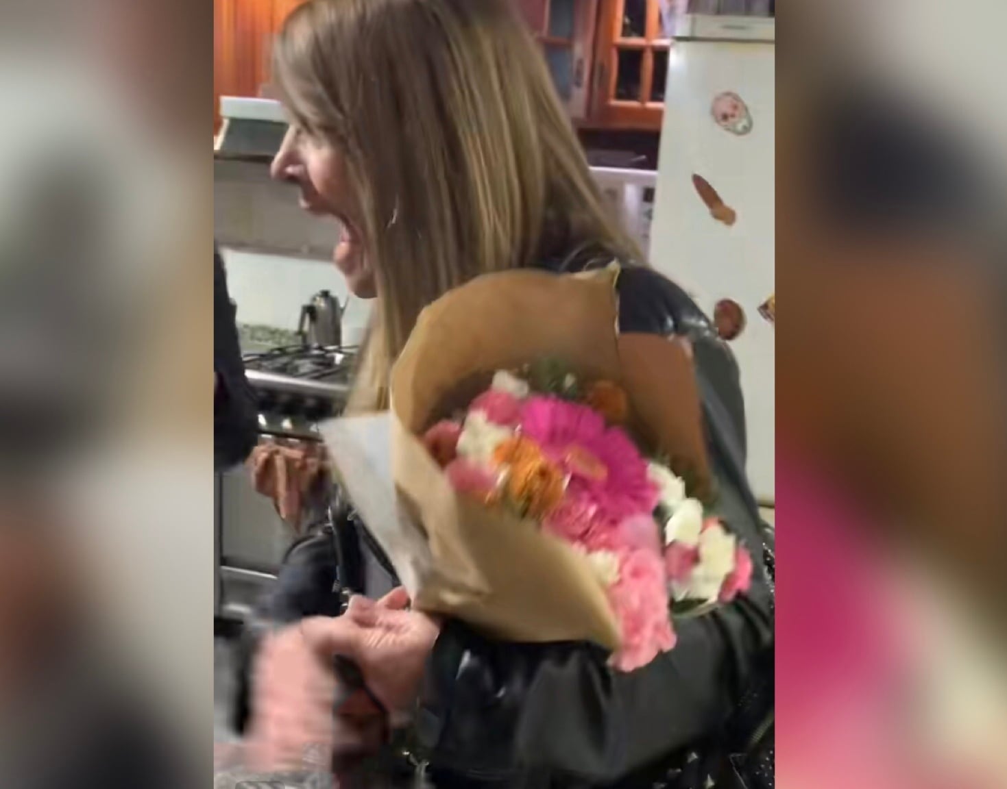 Enseguida la mujer deja todo en la mesa las llaves y el ramo de flores que tenía en la mano y sigue gritando, mientras se toma la cara con las manos, da unos pasos hacia la sala y regresa donde está su hija mientras dice “hay me muero”.