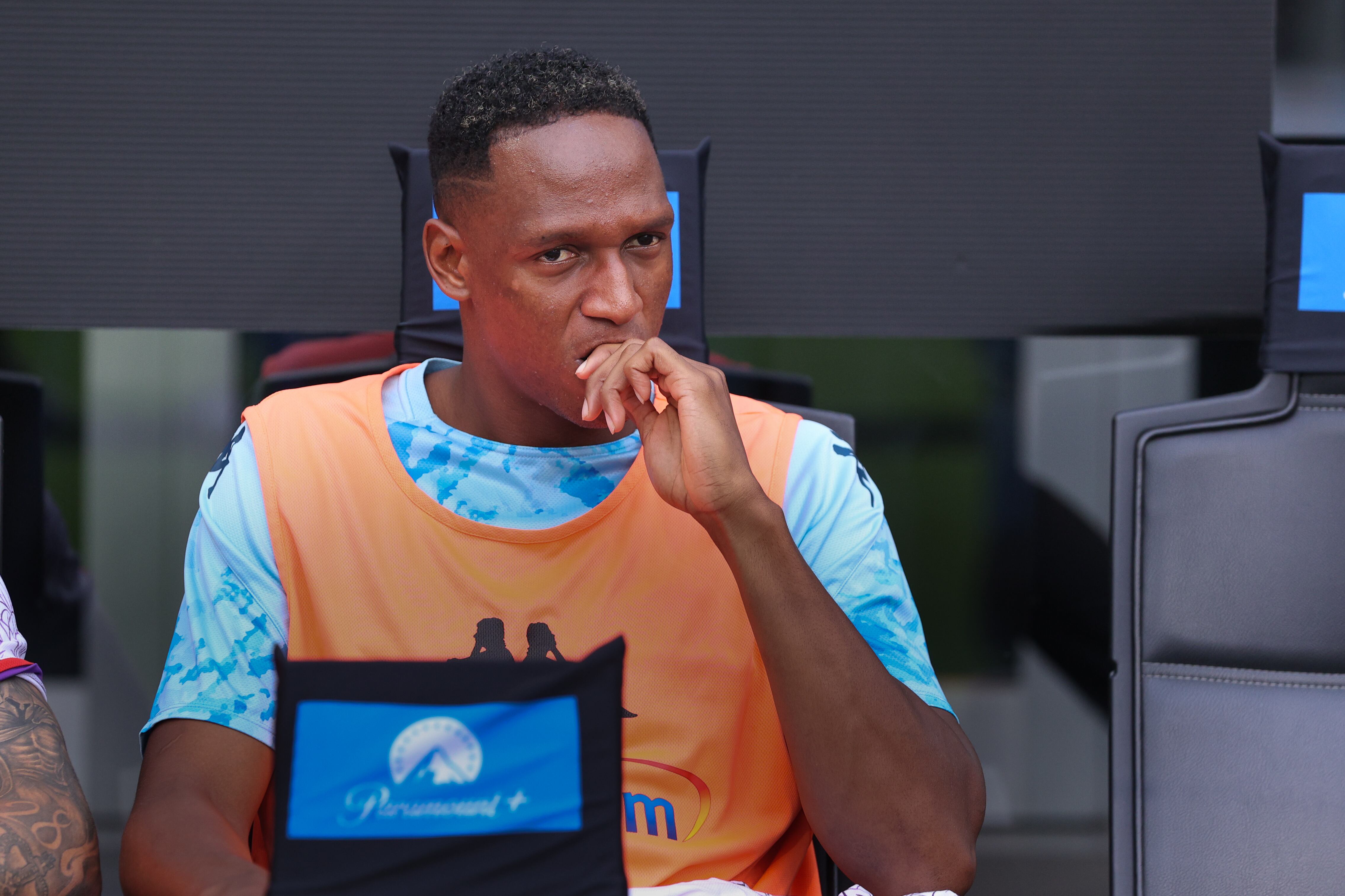 Yerry Mina (defensor de Fiorentina) sentado en el banco antes del inicio del partido de fútbol entre FC Inter vs Fiorentina - Serie A Tim 2023/2024 día 3 en San Siro Estadio. El FC Inter gana 4-0. (Foto de Fabrizio Andrea Bertani/Pacific Press/LightRocket vía Getty Images)