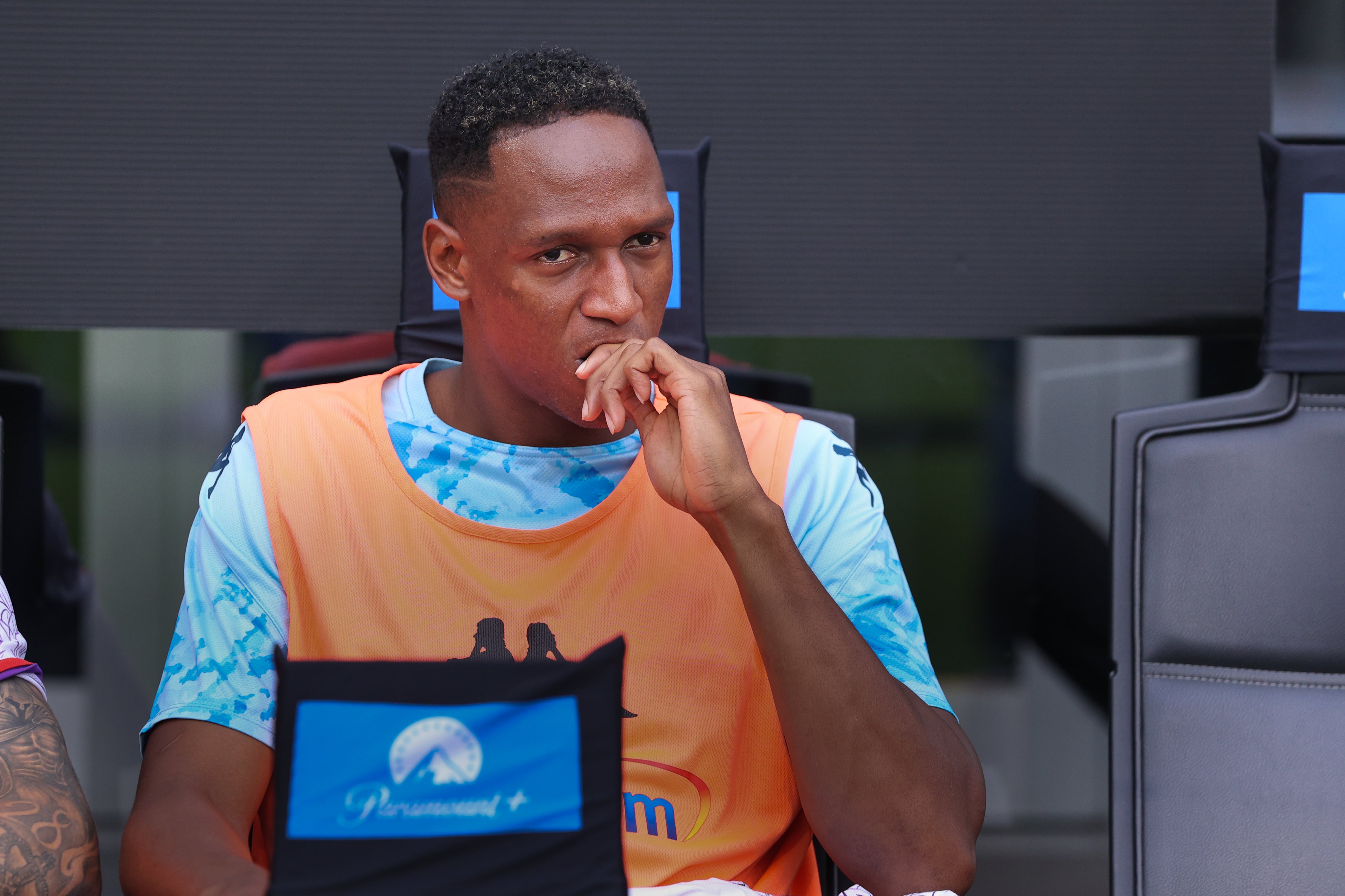 Yerry Mina (defensor de Fiorentina) sentado en el banco antes del inicio del partido de fútbol entre FC Inter vs Fiorentina - Serie A Tim 2023/2024 día 3 en San Siro Estadio. El FC Inter gana 4-0. (Foto de Fabrizio Andrea Bertani/Pacific Press/LightRocket vía Getty Images)