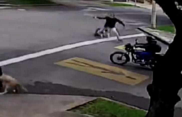 En el video, ante el susto del hombre, este levanta las manos, pero de inmediato su perro al ver que su dueño iba a ser agredido con el cuchillo reacciona y comienza a ladrar mostrando su coraje, al tiempo que se da a la tarea de perseguirlo.