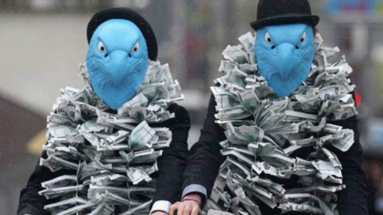 Activistas vestidos como águilas protestaron contra los acuerdos de pago de Barclays en la Junta General anual de 2012. Getty Images.