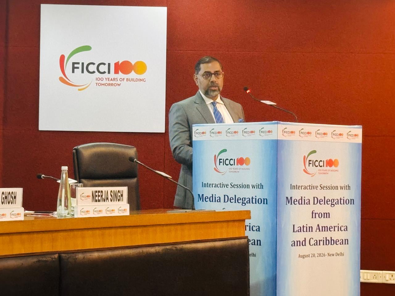 “Deben unirse, hacer difusión de información sobre las oportunidades en Colombia, incluidas las cámaras, para compartir los esquemas disponibles e invitar a las empresas indias a hacer negocios en Colombia”, planteó.