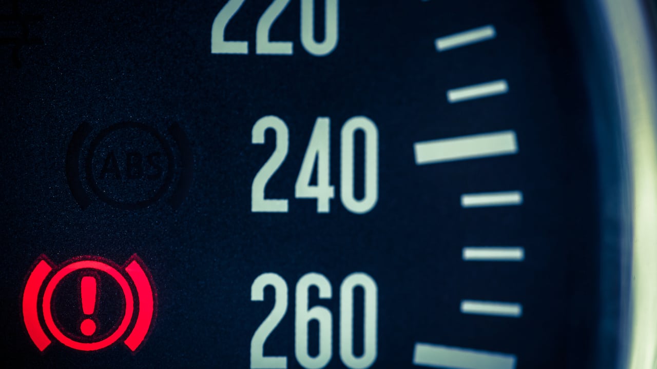 ¿Qué significa la señal del signo de exclamación en el tablero de un carro?