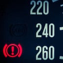 Signo de interrogación en el tablero de un carro carro