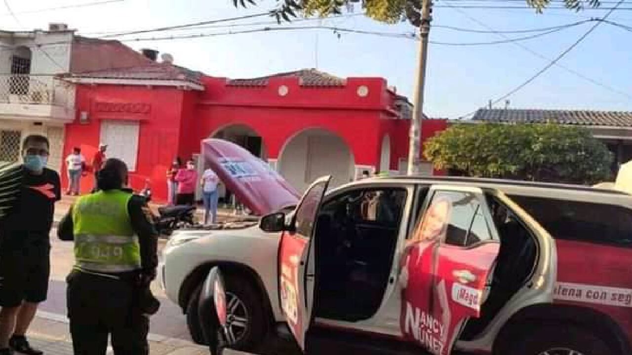 La camioneta estaba cubierta de calcomanías en apoyo a Nancy Núñez