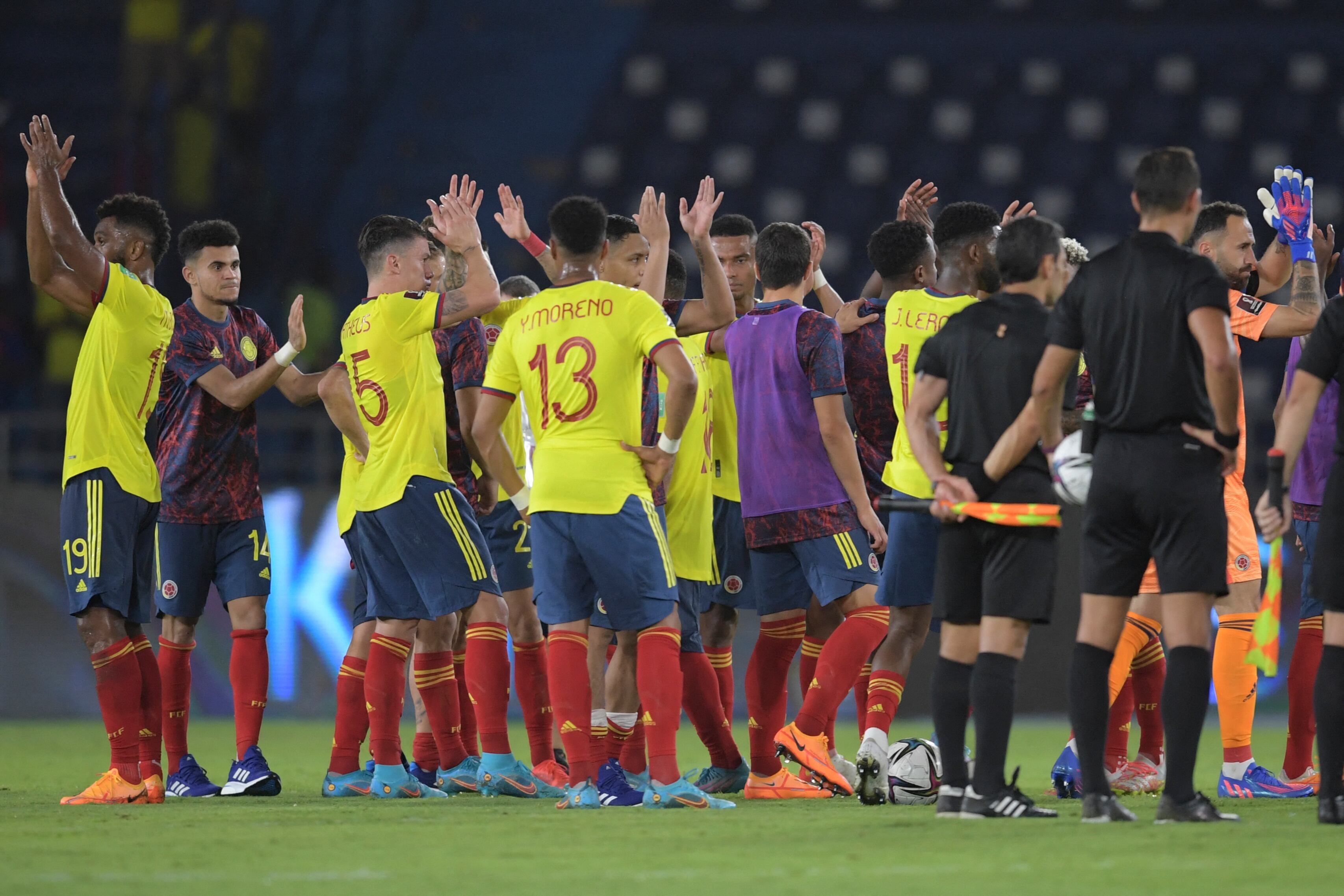 Colombia�s players celebrate at the end of a South American qualification football match against Bolivia for the FIFA World Cup Qatar 2022, at the Metropolitano Roberto Melendez stadium in Barranquilla, Colombia, on March 24, 2022. (Photo by Raul ARBOLEDA / AFP)