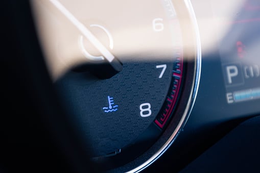 El ícono de temperatura es una señal clave para prevenir averías y mantener el buen funcionamiento del carro.