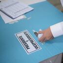 Un hombre emite su voto durante las elecciones presidenciales en la Ciudad de Guatemala, Guatemala, el 11 de agosto de 2019