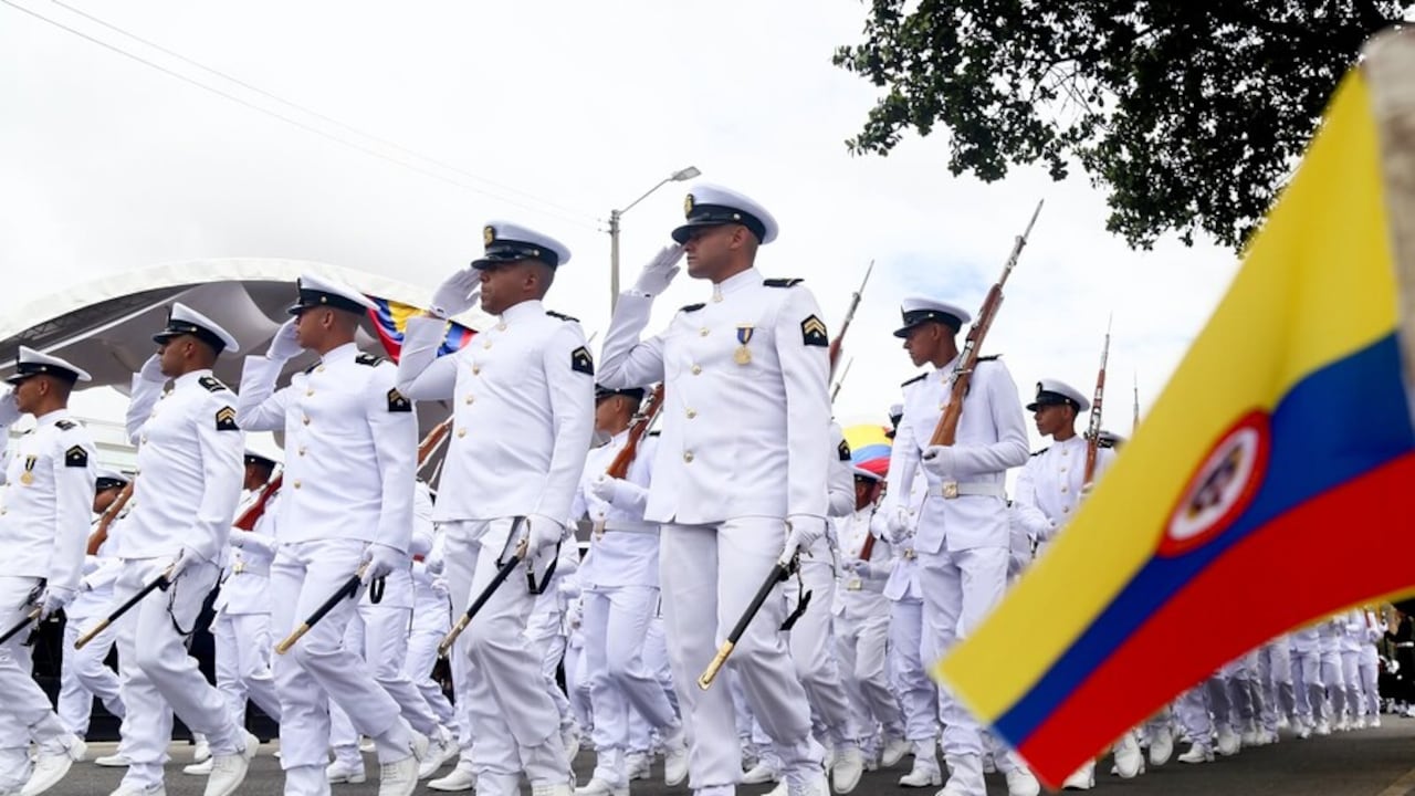 Ciudadanos acompañaron el recorrido del desfile militar sobre la avenida Villavicencio, donde manifestaron su apoyo a los integrantes de la Fuerza Pública.