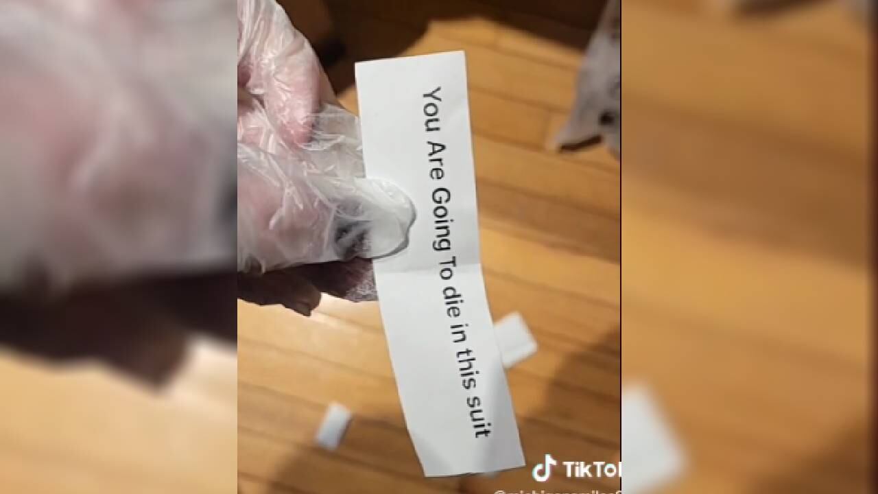 Nota amenazante recibida en una compra online.