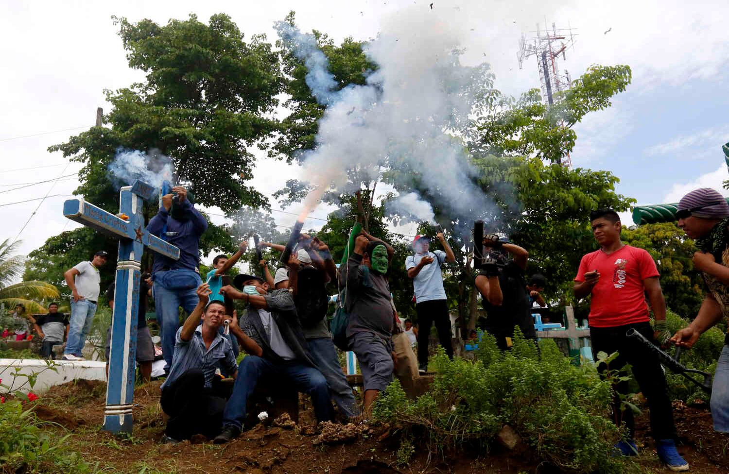 Nicaragua, protestas y muerte: Un manifestante enmascarado dispara su mortero casero durante el funeral de Jorge Zepeda en Monimbo. Zepeda fue baleado durante las protestas del 6 de junio contra el gobierno del presidente Daniel Ortega. Alfredo Zuniga / AP 