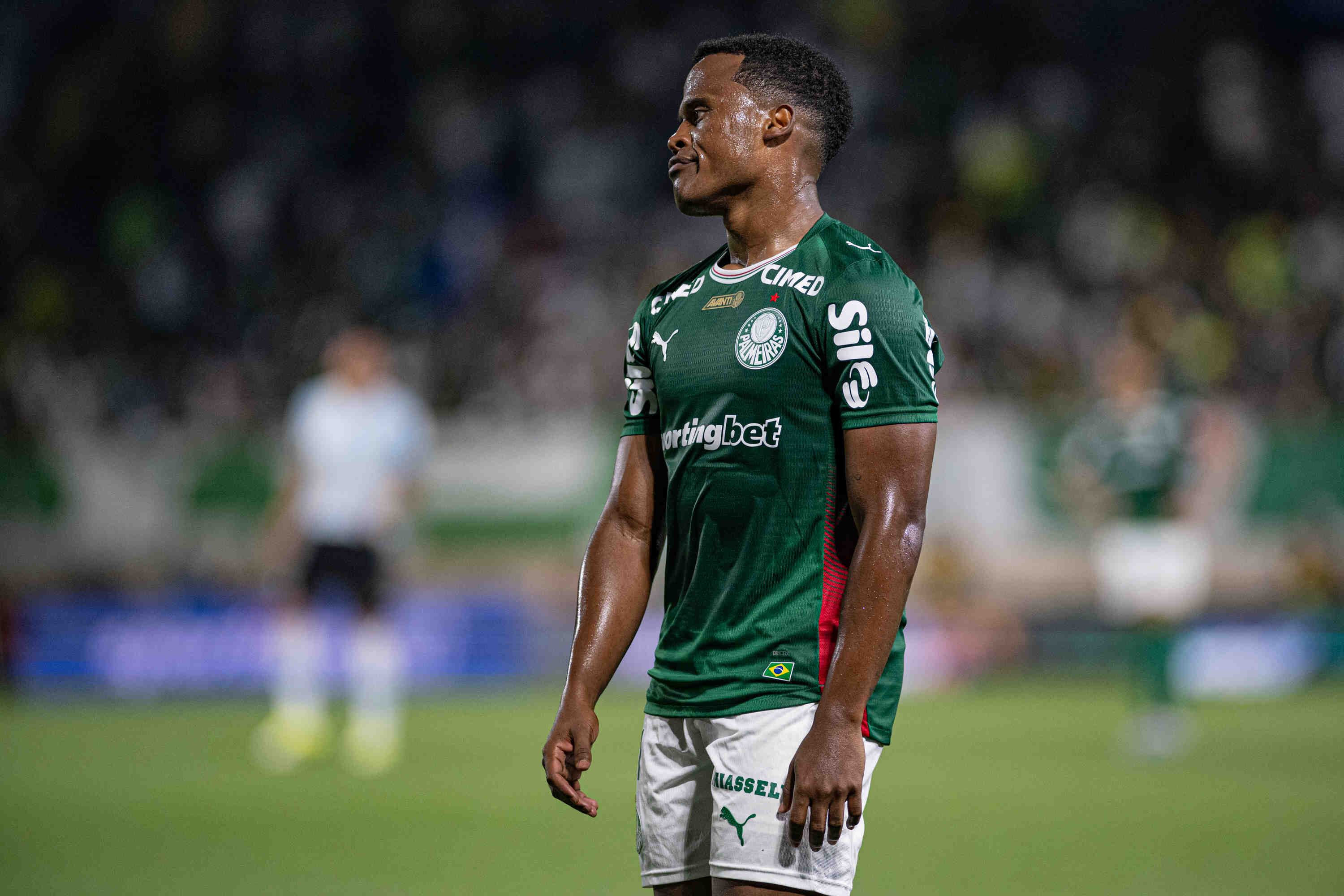 Jhon Arias lamentándose en medio de un juego con Palmeiras