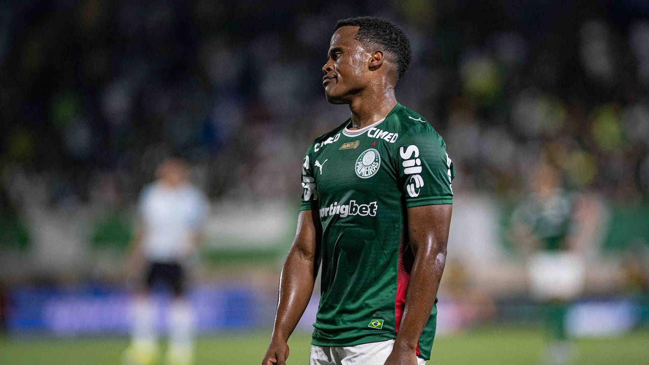 Jhon Arias lamentándose en medio de un juego con Palmeiras.