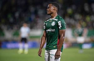 Jhon Arias lamentándose en medio de un juego con Palmeiras