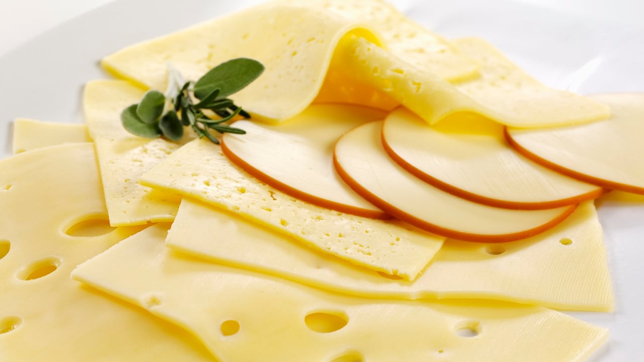 Este alimento es rico en nutrientes, proteínas, calcio y vitaminas. Los beneficios para la salud a partir de su consumo son múltiples, pero su consumo debe ser moderado.