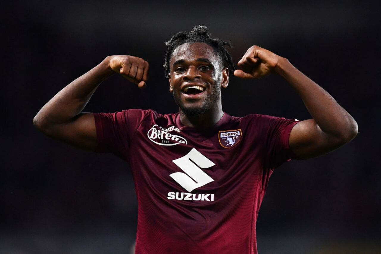 Duván Zapata celebra el primer gol de su equipo durante el partido de la Serie A entre el Torino y el Milán en el Stadio Olimpico di Torino.