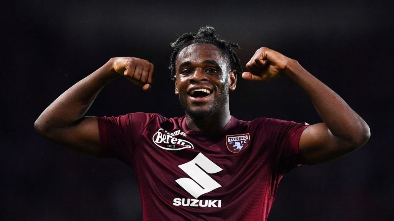 Duván Zapata celebra el primer gol de su equipo durante el partido de la Serie A entre el Torino y el Milán en el Stadio Olimpico di Torino.