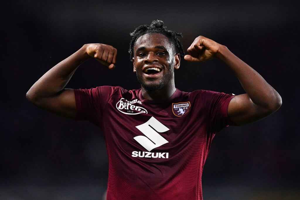 Duván Zapata celebra el primer gol de su equipo durante el partido de la Serie A entre el Torino y el Milán en el Stadio Olimpico di Torino.