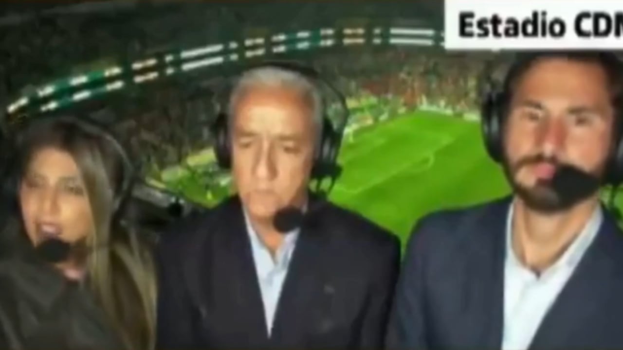José Carlos Crespo, comentarista de Teleamazonas, fue golpeado por un vaso que lanzaron desde la tribuna.