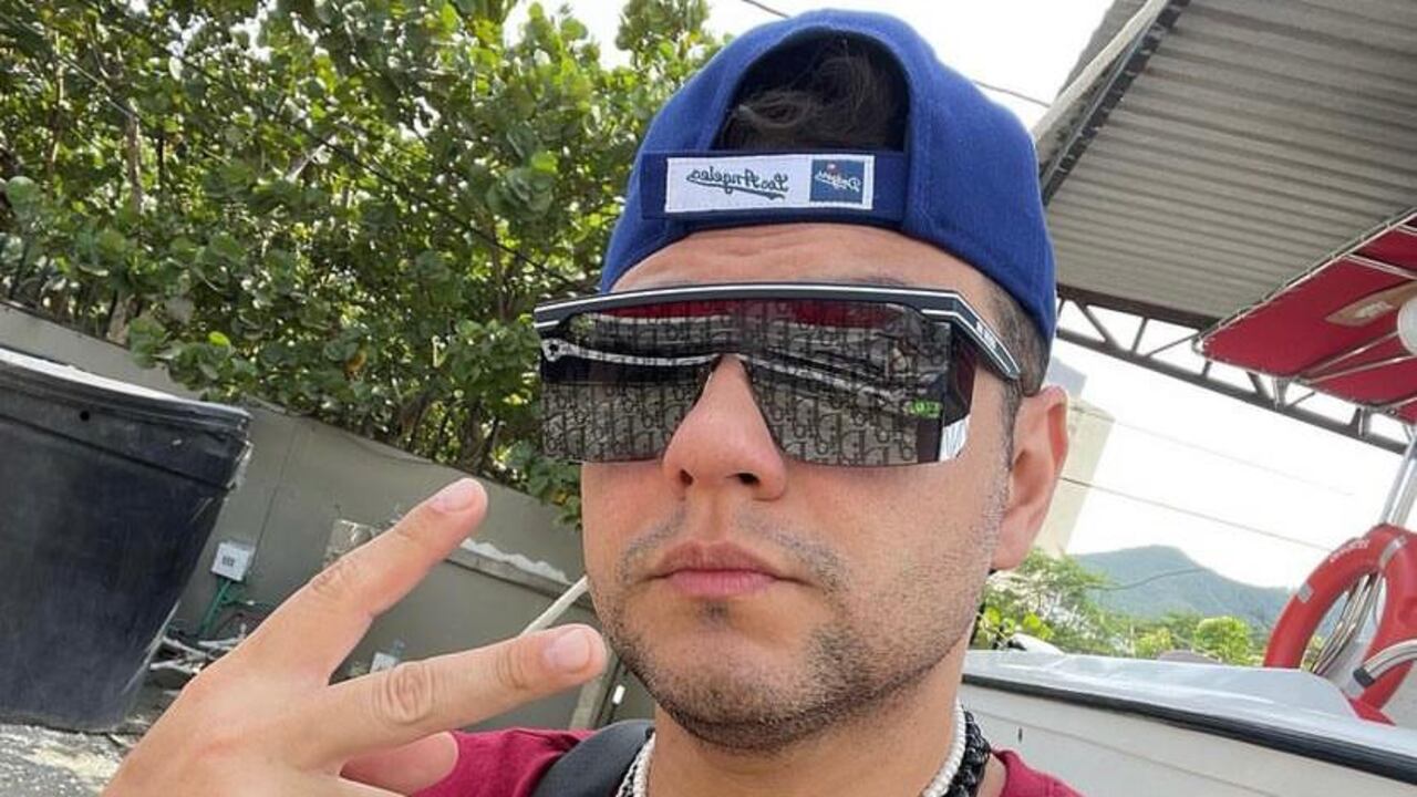 En el video quedó grabado como le roban la gorra al cantante.